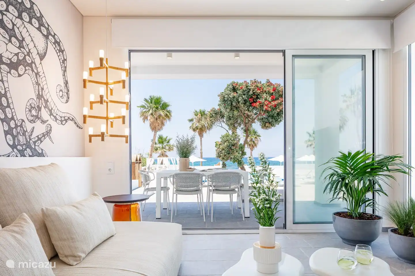 Luxuriöses Wohnzimmer mit Blick auf die Außenterrasse