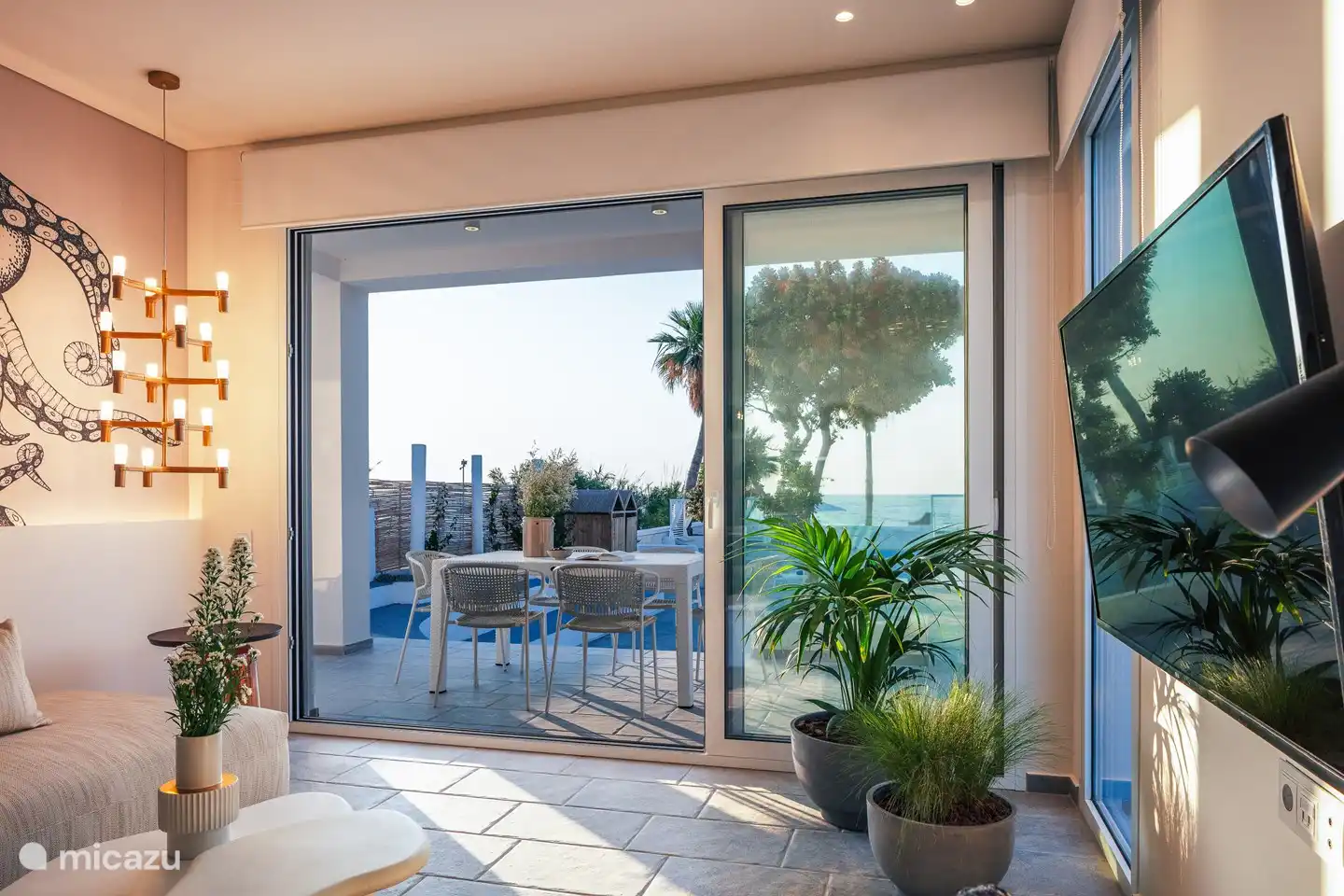 Blick auf die Terrasse vom Wohnzimmer aus