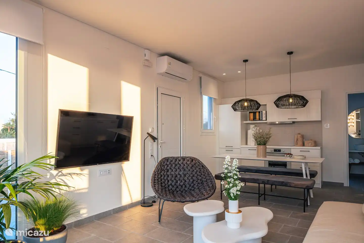 Wohnzimmer mit offener Küche