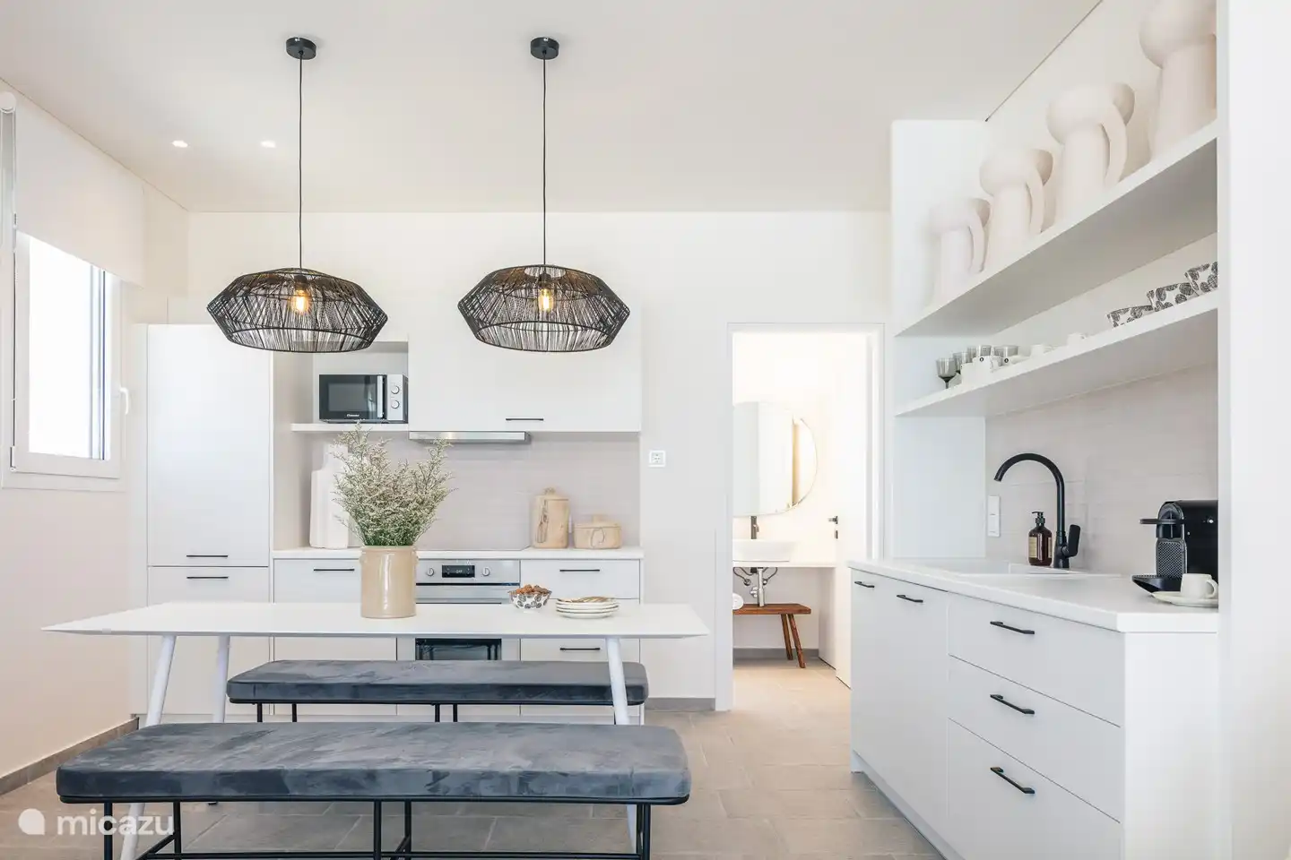 Luxusküche mit Essbereich und diversen Einbaugeräten