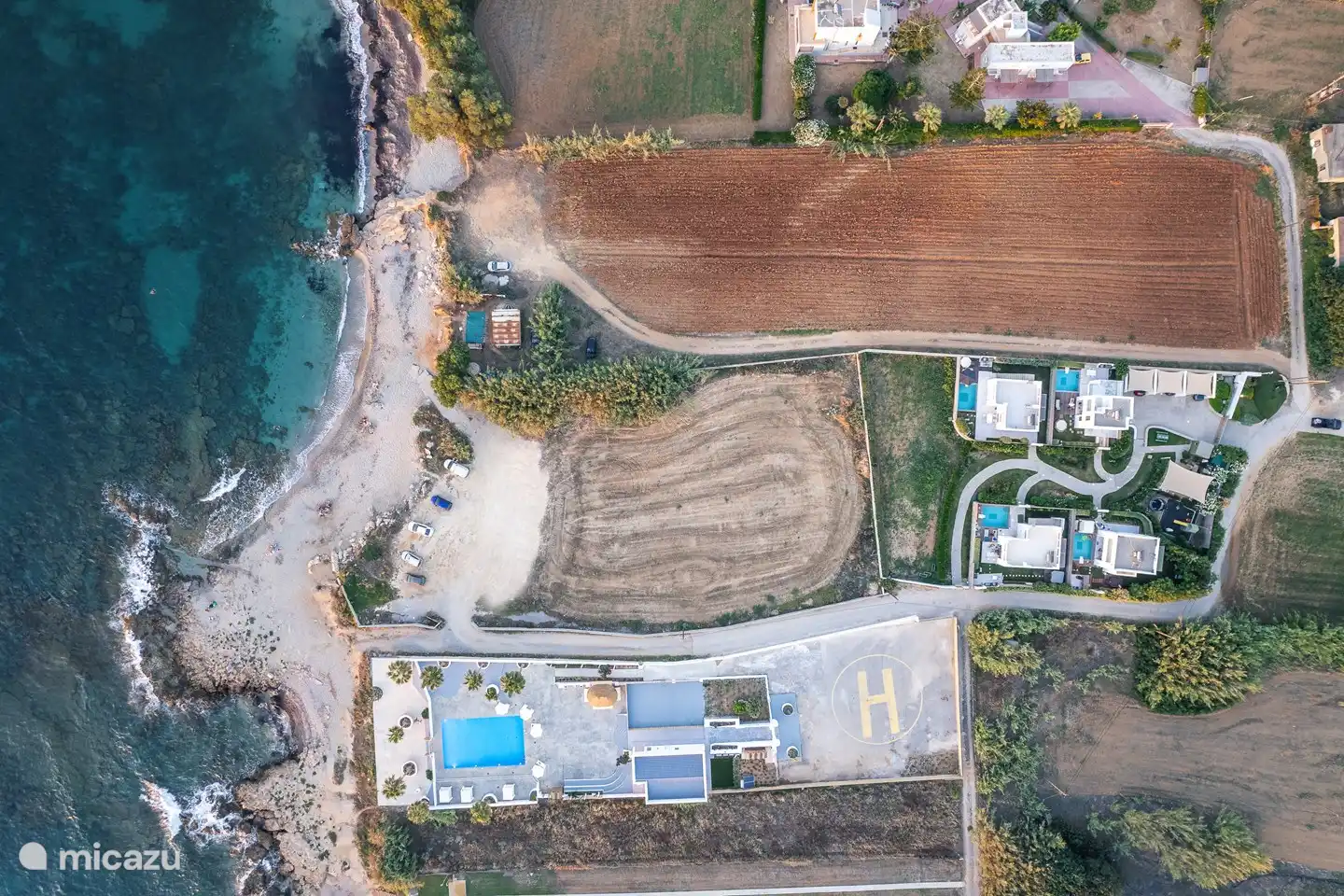 Luftaufnahme Villa Pueblo mit Hubschrauberlandeplatz