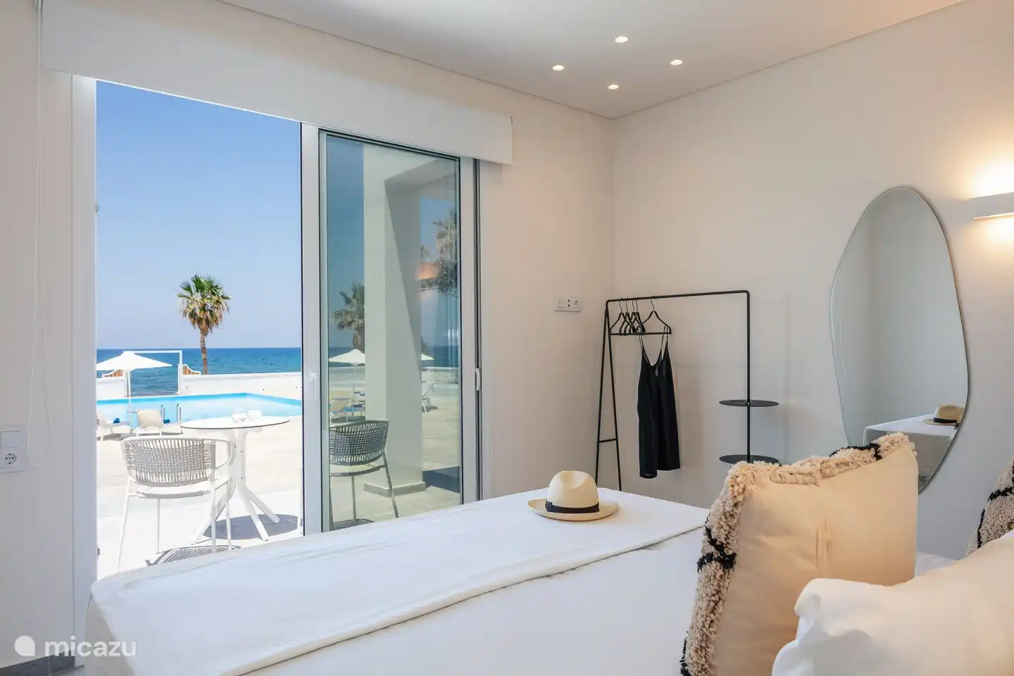 Hauptschlafzimmer mit Terrassentüren für Zugang zur Terrasse und zum Pool