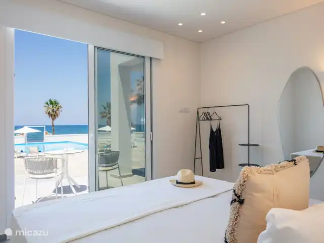 Villa Pueblo | Grèce, Crète, Pigianos Kampos - villa Chambre des maîtres avec portes-fenêtres pour accès à la terrasse et à la piscine