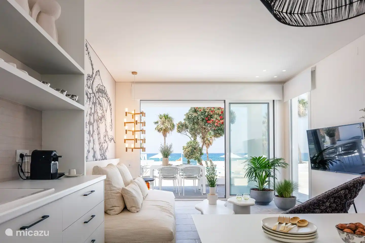 Küche mit angrenzendem Wohnzimmer