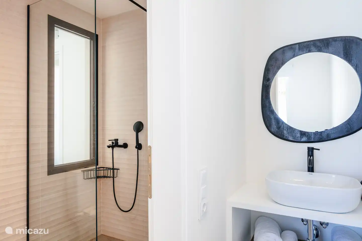 Dusche und Toilette im Hauptschlafzimmer