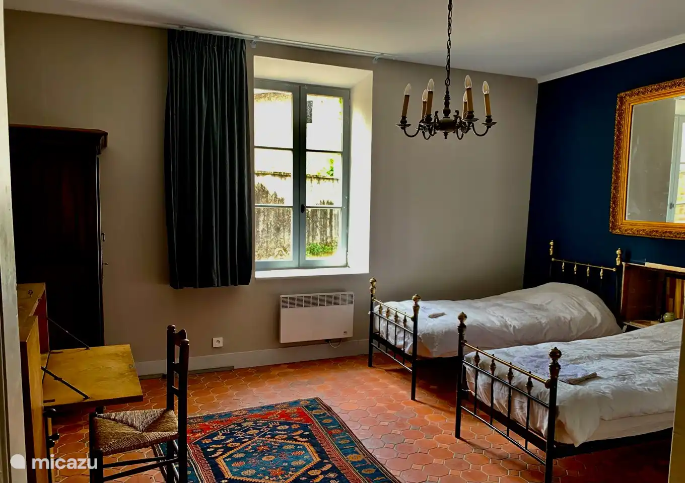 Rollstuhlgerechtes Zimmer im Erdgeschoss mit barrierefreiem Bad auf dem Flur