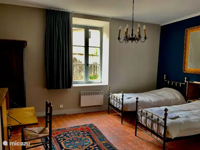 Les Chambres de la Closerie | France, Loire, Saint-Didier-sur-Rochefort - villa chambre accessible en fauteuil roulant au rez-de-chaussée avec salle de bain accessible dans le couloir