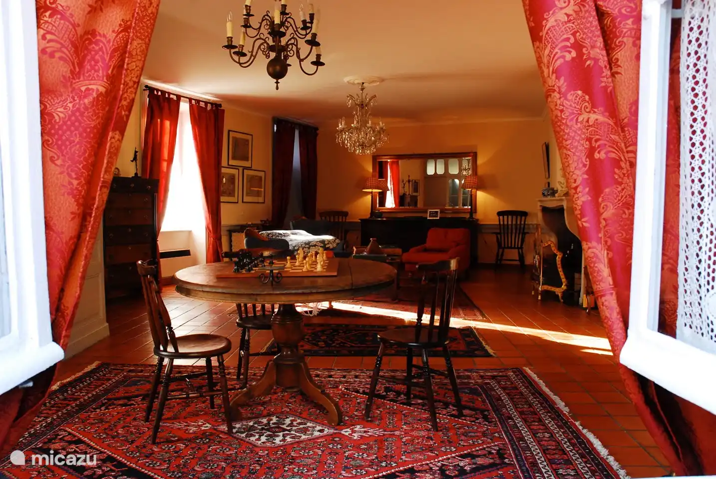 Der Salon auf der Straße mit ebenerdigem Eingang