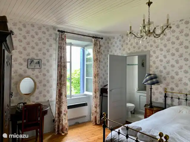 Les Chambres de la Closerie | France, Loire, Saint-Didier-sur-Rochefort - villa chambre rose avec salle de bain privée
