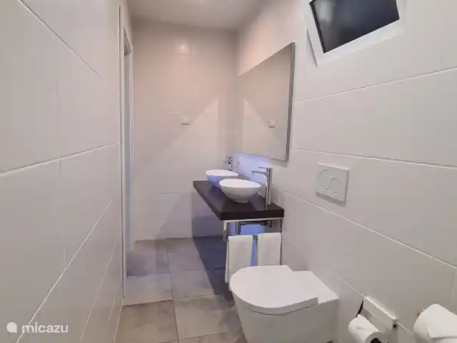 Location de Vacances Portugal, Algarve, Vale Judeu, appartement - Casa do Alto appartement au rez-de-chaussée 21 Salle de bain spacieuse avec douche, toilettes et deux lavabos.