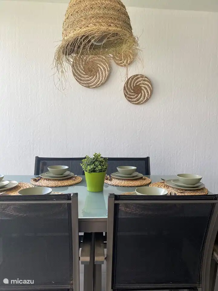 Grande terrasse avec table à manger et 6 chaises