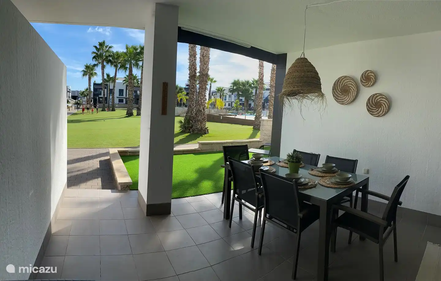 Grande terrasse avec table à manger et 6 chaises