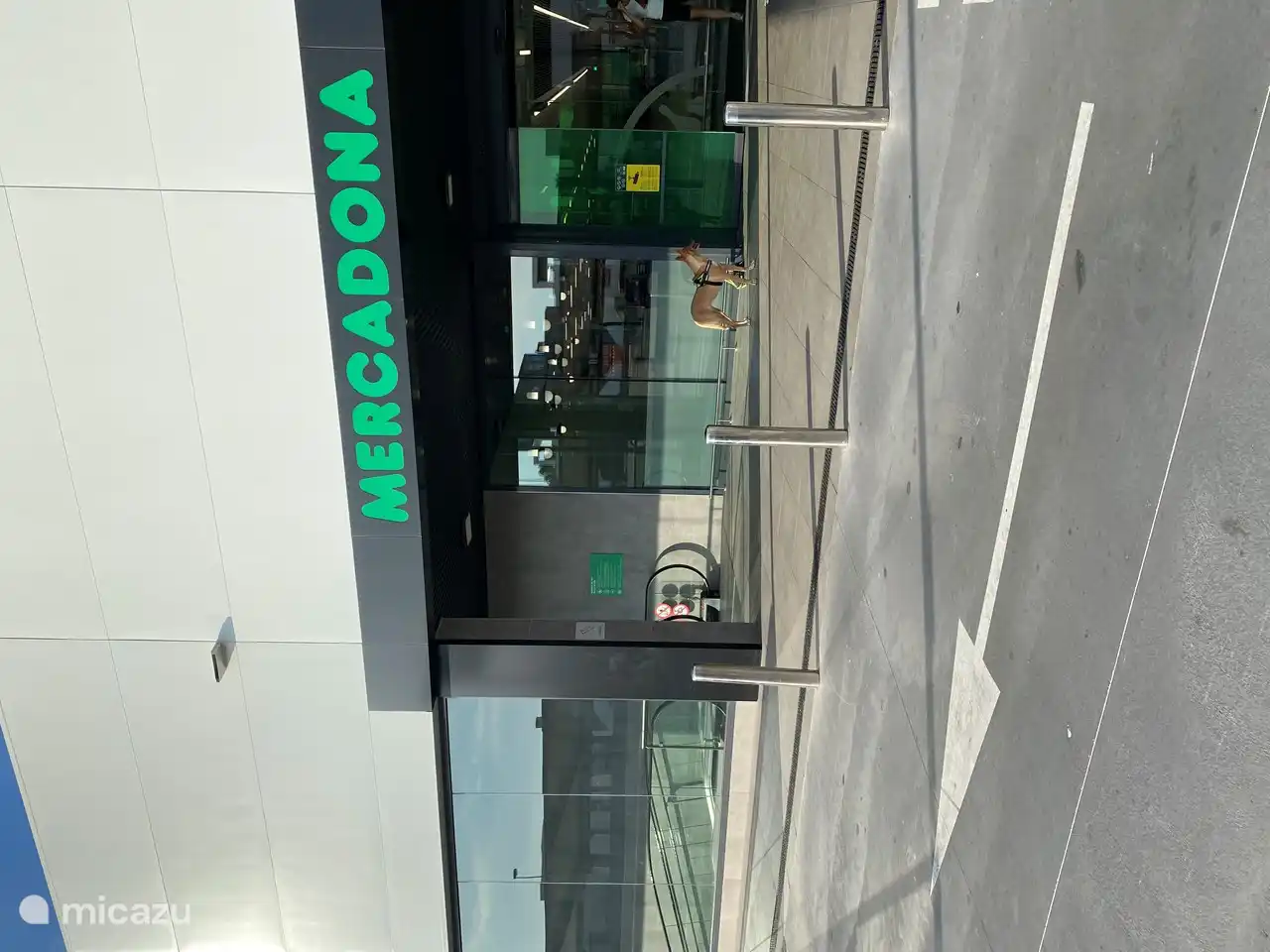 A 100m de l'appartement vous trouverez un supermarché. Celui-ci est super facile d’accès !.