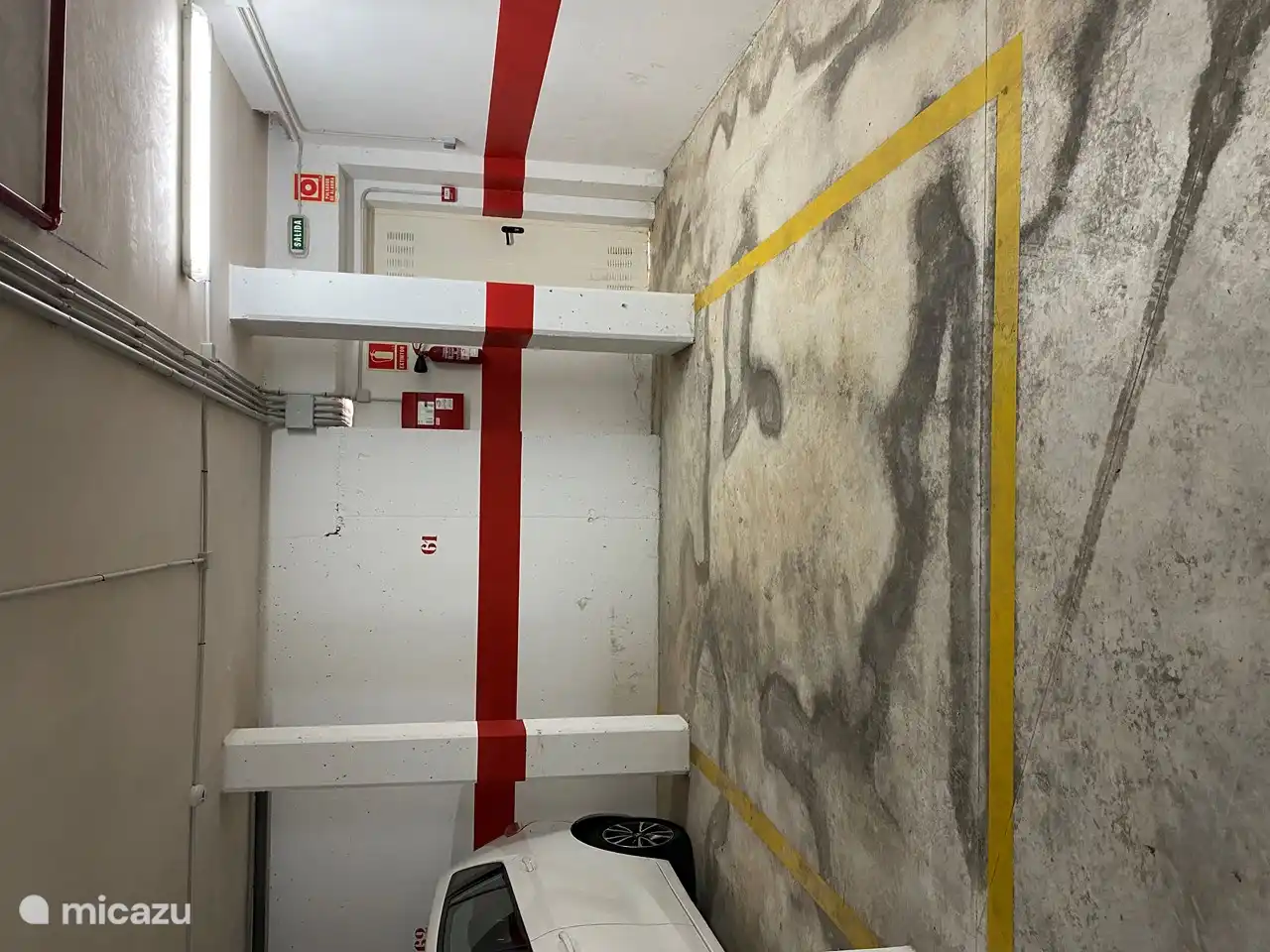 Place de parking privative en sous-sol dans garage fermé. Deux vélos à disposition.