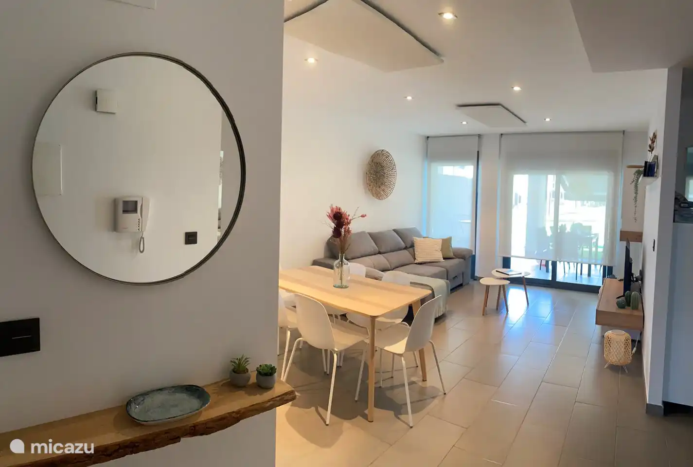 Hall/entrée vers séjour.