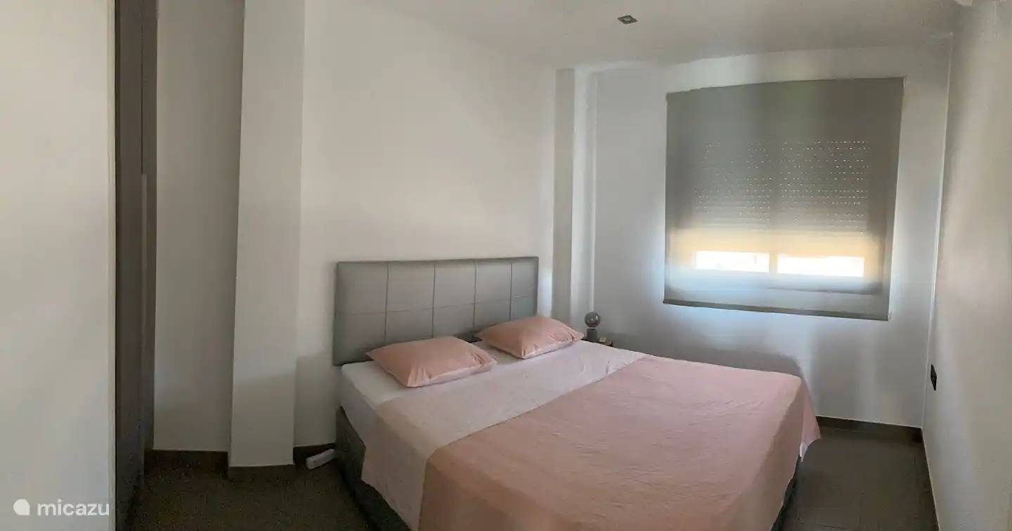 Chambre 2. Lit double, armoire intégrée, comprenant commode, obscurcissement avec volets, climatisation.