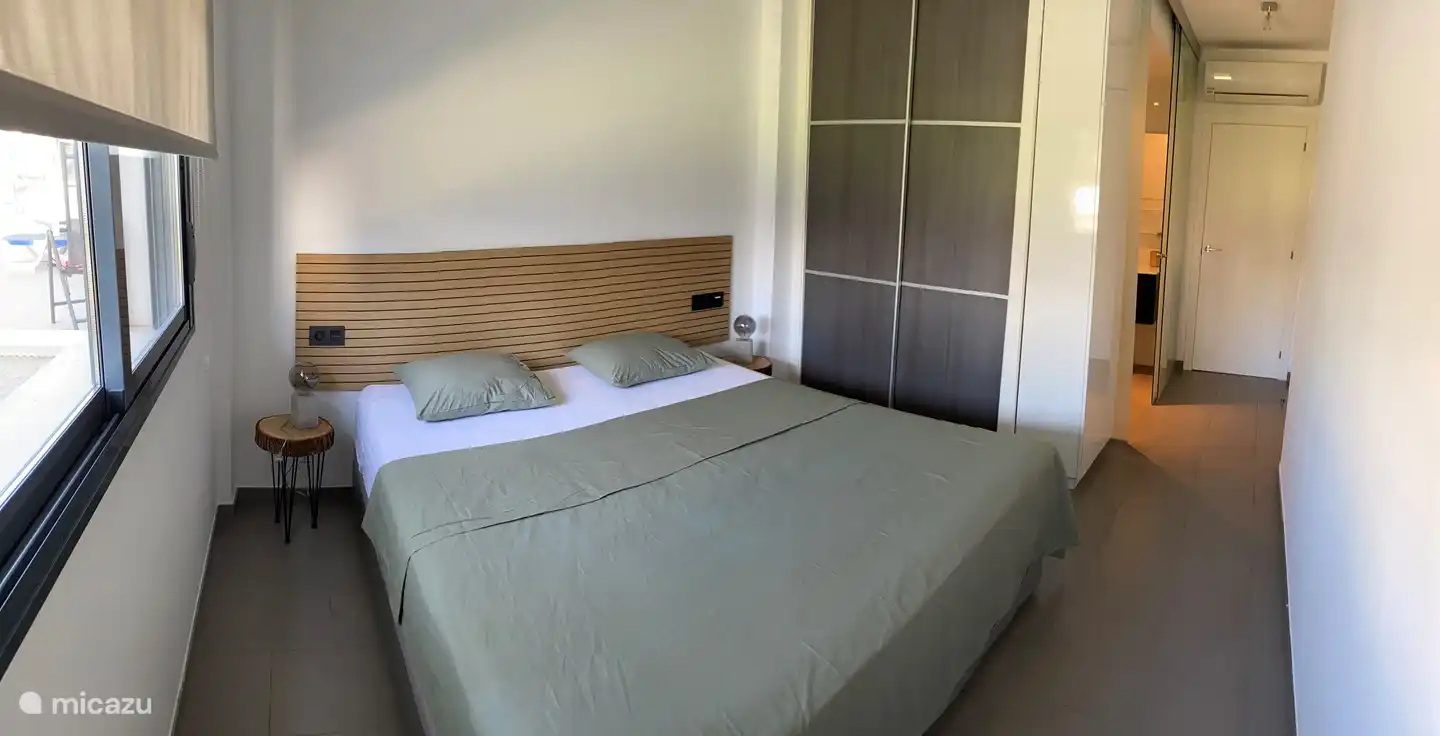 Chambre 1. Lit double, armoire double intégrée, comprenant commodes, obscurcissement avec volets, climatisation, salle de bain privée avec douche.