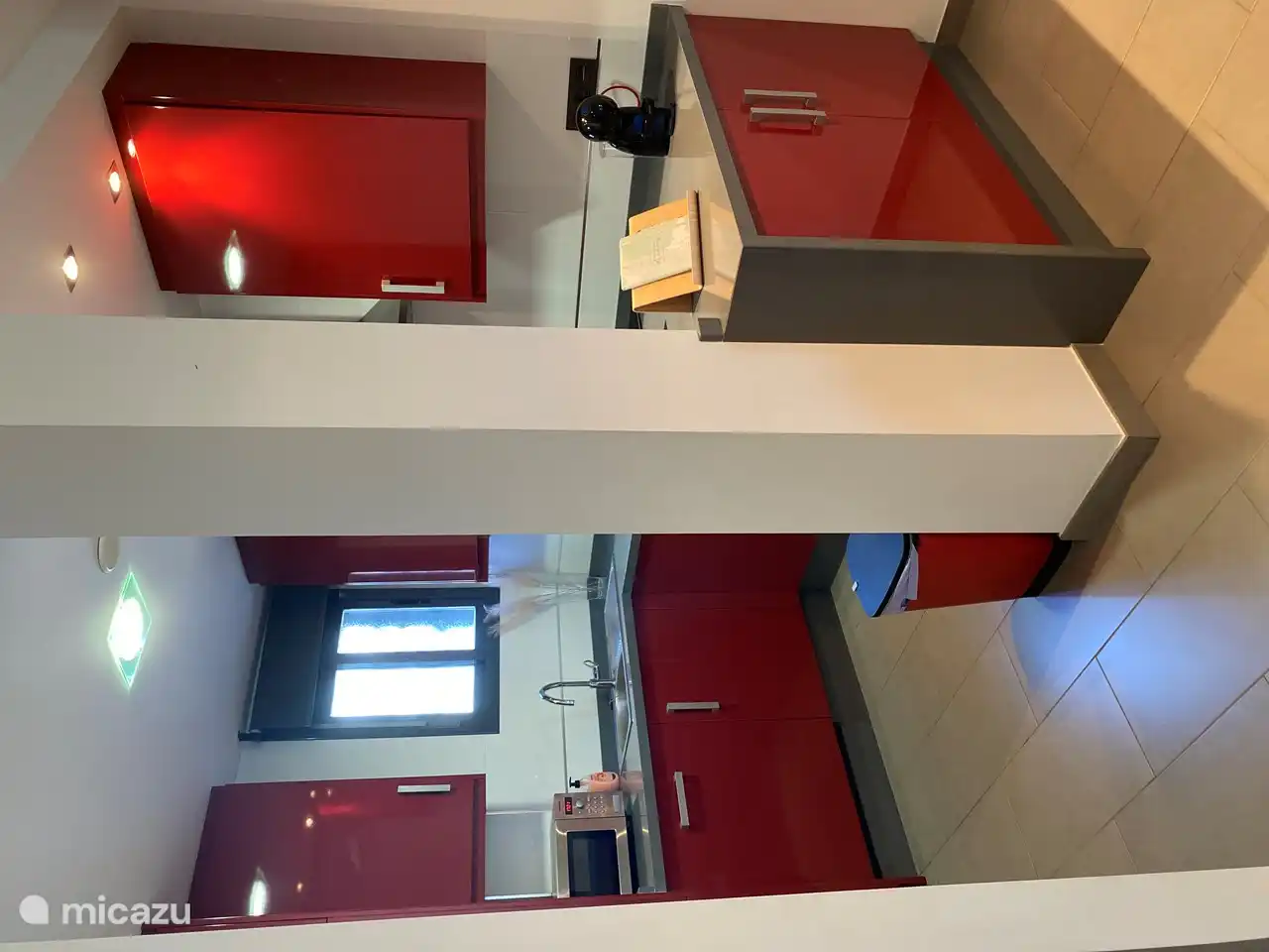 Cuisine ouverte avec réfrigérateur, réfrigérateur, micro-ondes, Dolce Gusto, lave-vaisselle, plaque de cuisson et grille-pain. Il y a suffisamment de couverts disponibles, ainsi que des assiettes et des casseroles.