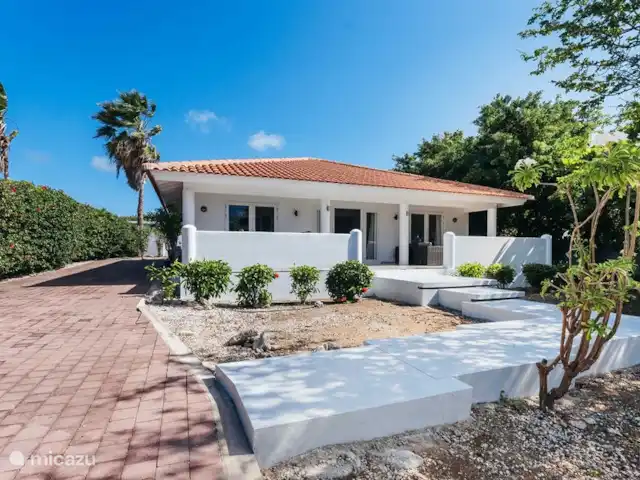 Villa Coral Beach en Curazao, Bandabou (oeste), Coral Estate, Rif St.Marie - villa Frente con calzada