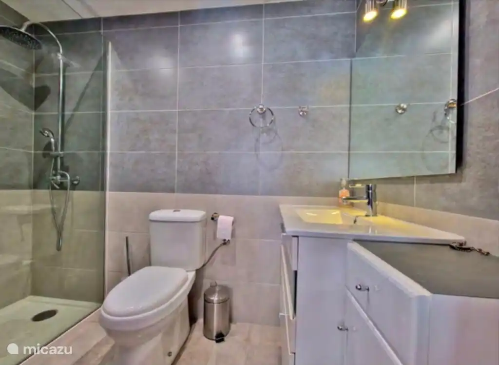 Im Badezimmer ist alles vorhanden 