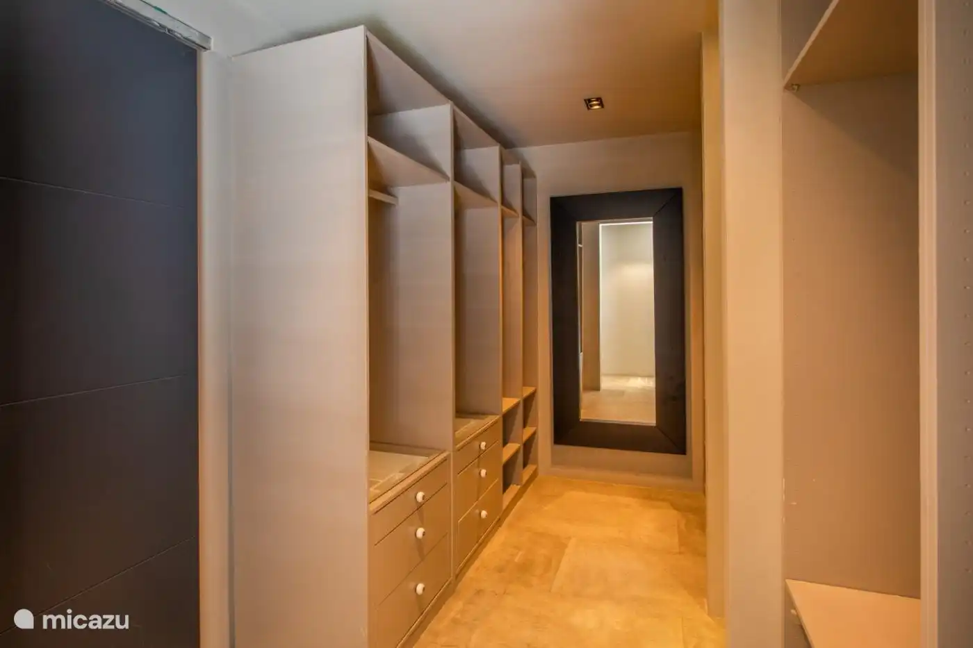 Begehbarer Kleiderschrank