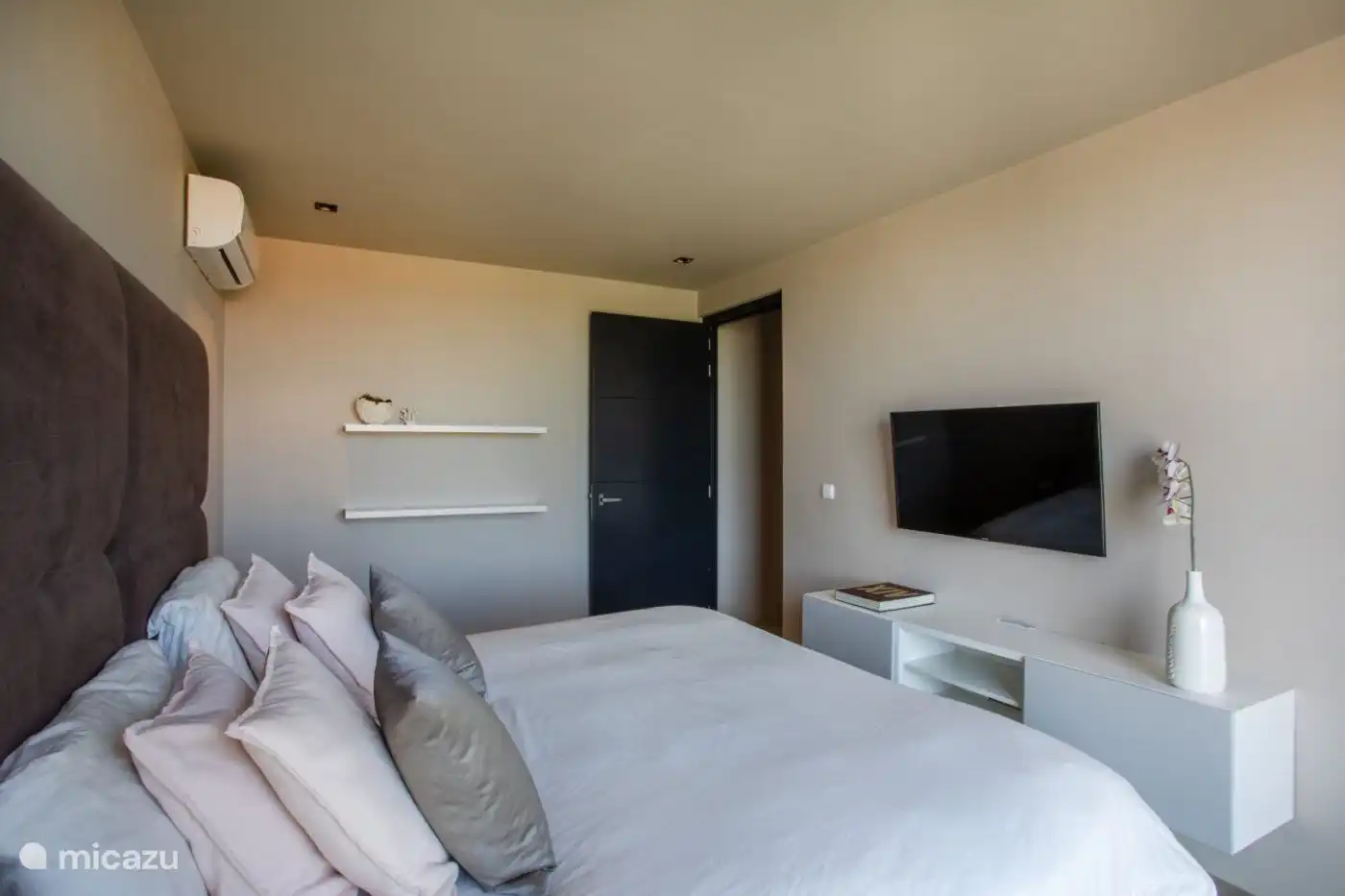 2-Personen-Zimmer mit TV. Wir können auch 2 separate Betten von diesem Bett machen. 