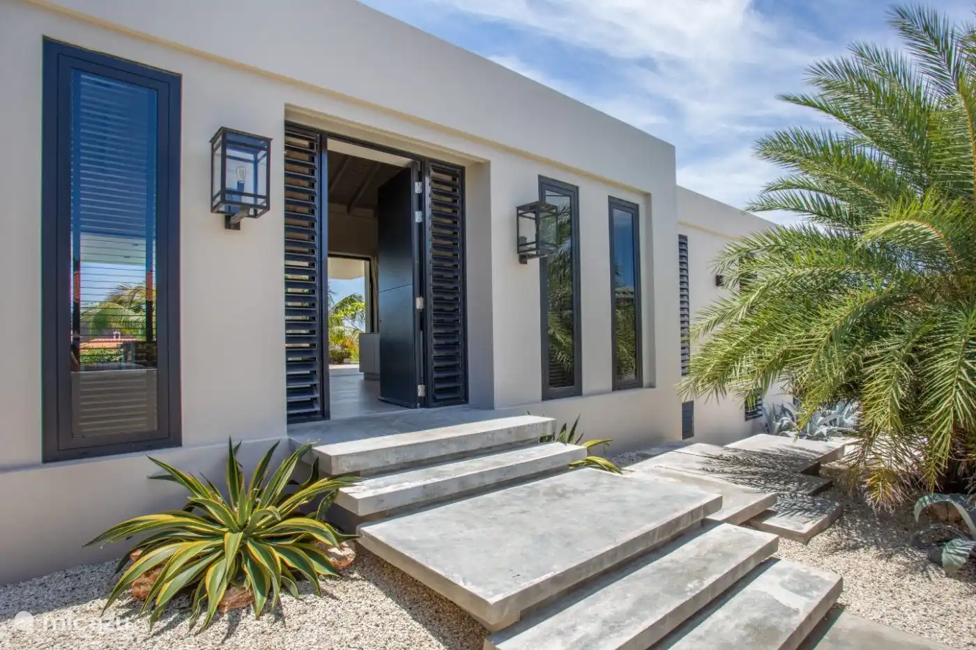 Der Eingang vermittelt ein WOW-Gefühl und abends kann man im Wind auf der Treppe sitzen und den Mondaufgang beobachten.