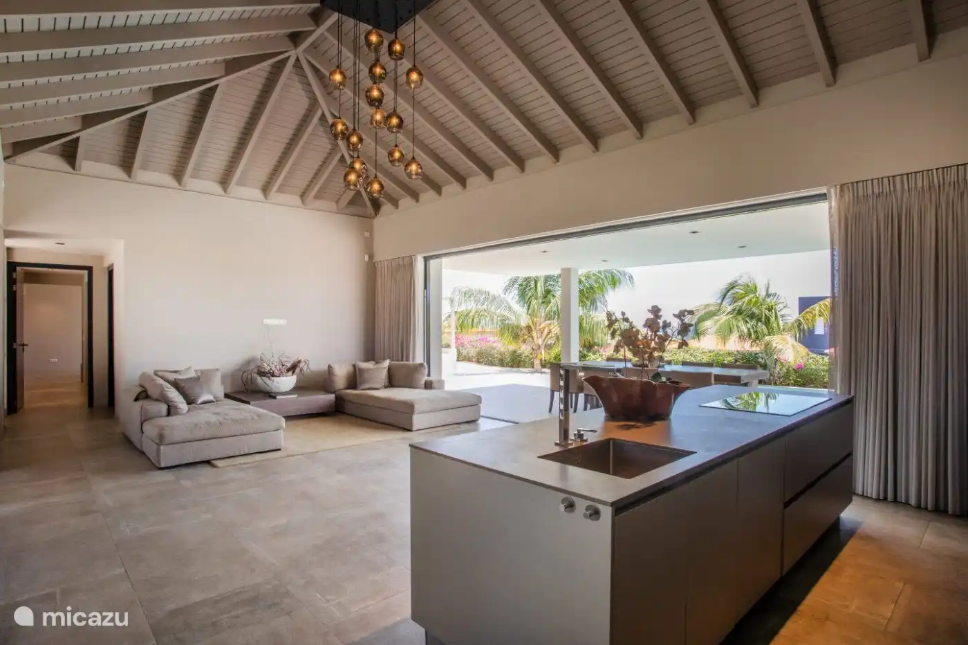 Das Wohnzimmer, die Küche und der Pool. Eric-Kuster-Stil.