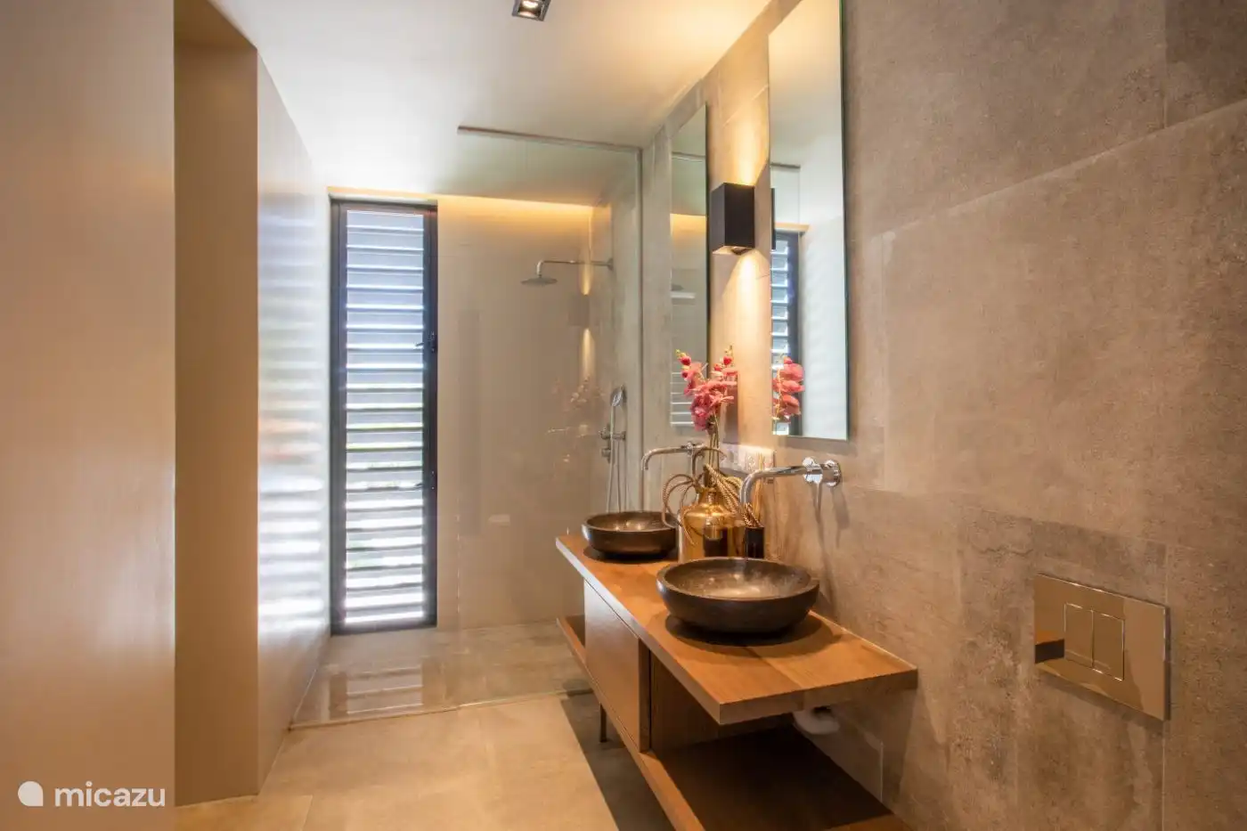 2 geräumige Badezimmer