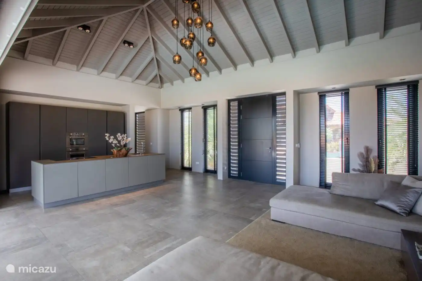 In der Mitte das Wohnzimmer, die Küche und der Swimmingpool. Links und rechts vom gemeinsamen Schlafzimmer und Badezimmer. Ihre Privatsphäre können Sie finden, wenn Sie gemeinsam mit mehreren Personen im Haus wohnen.