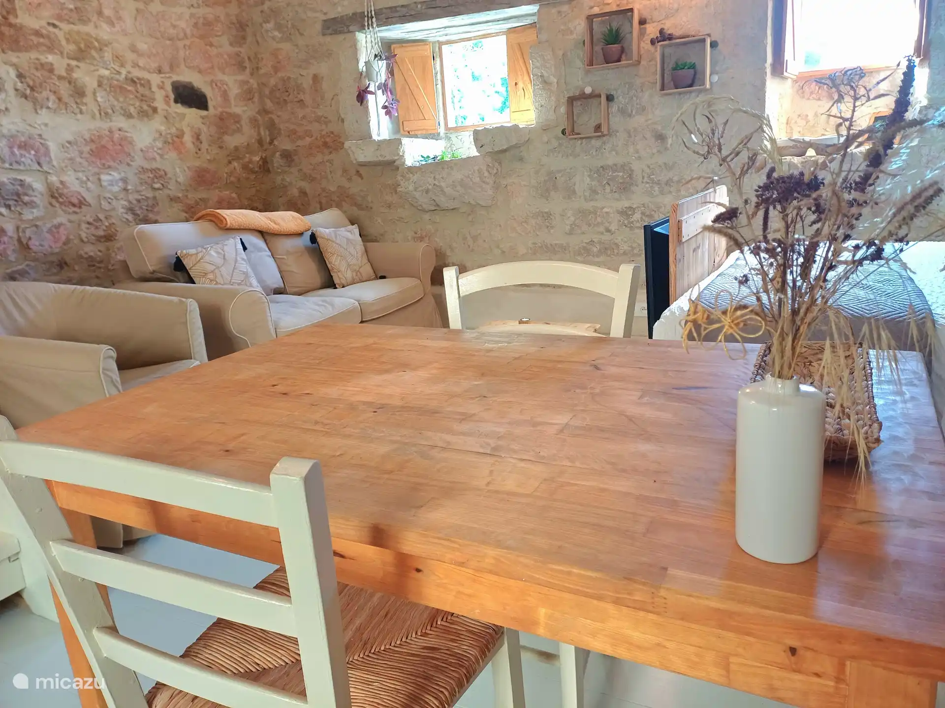 Salle à manger et salon.