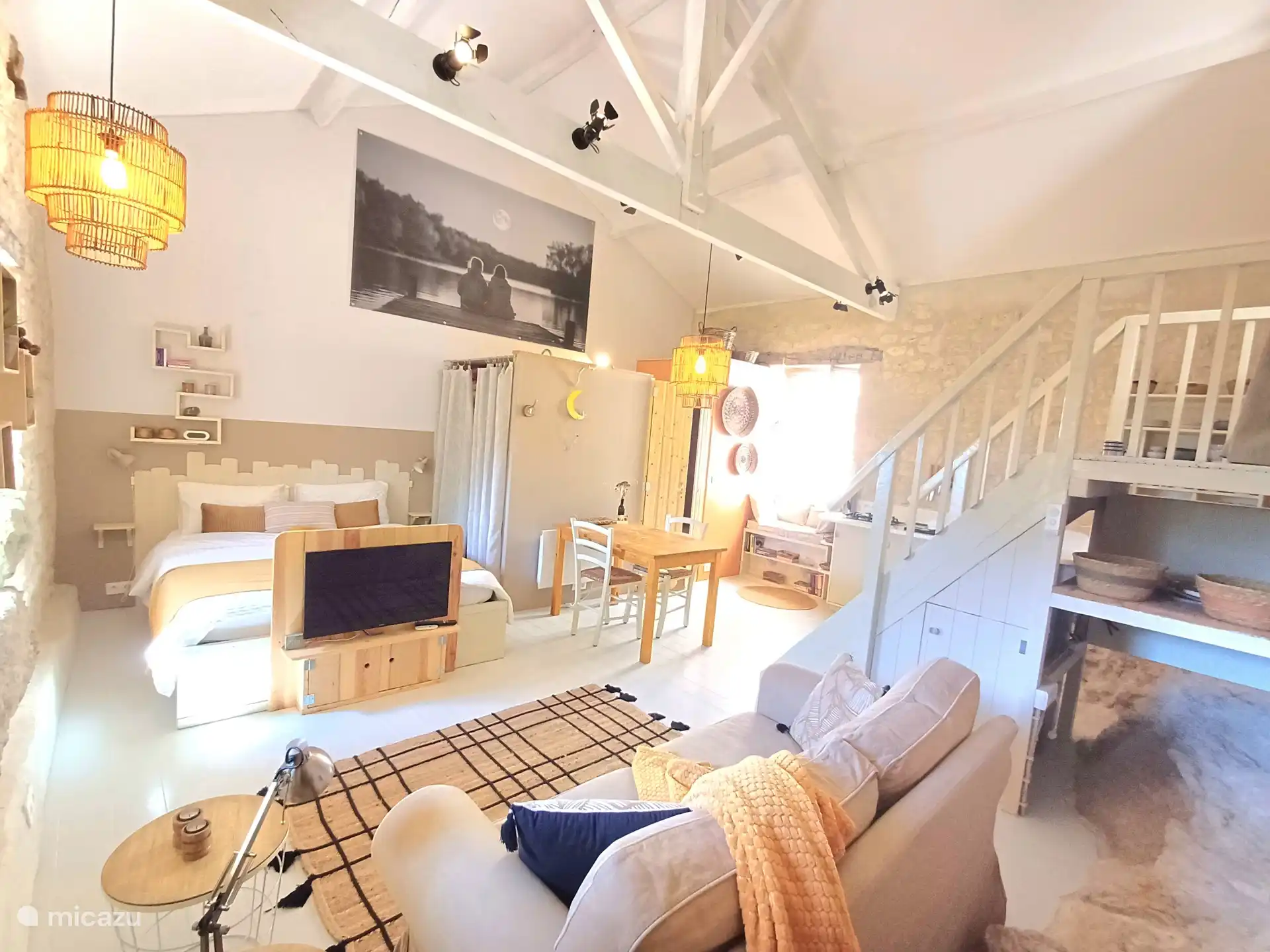 Wohn-, Schlaf- und Essbereich.