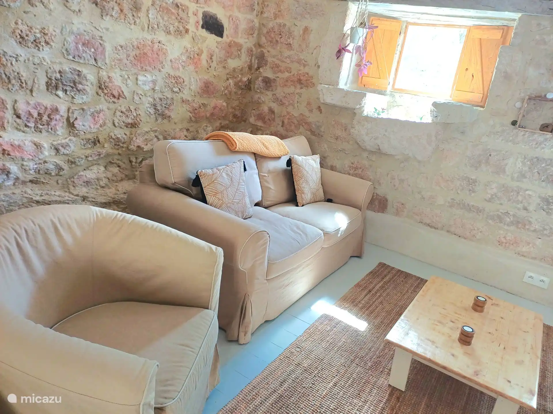 Espace salon avec des meubles confortables.