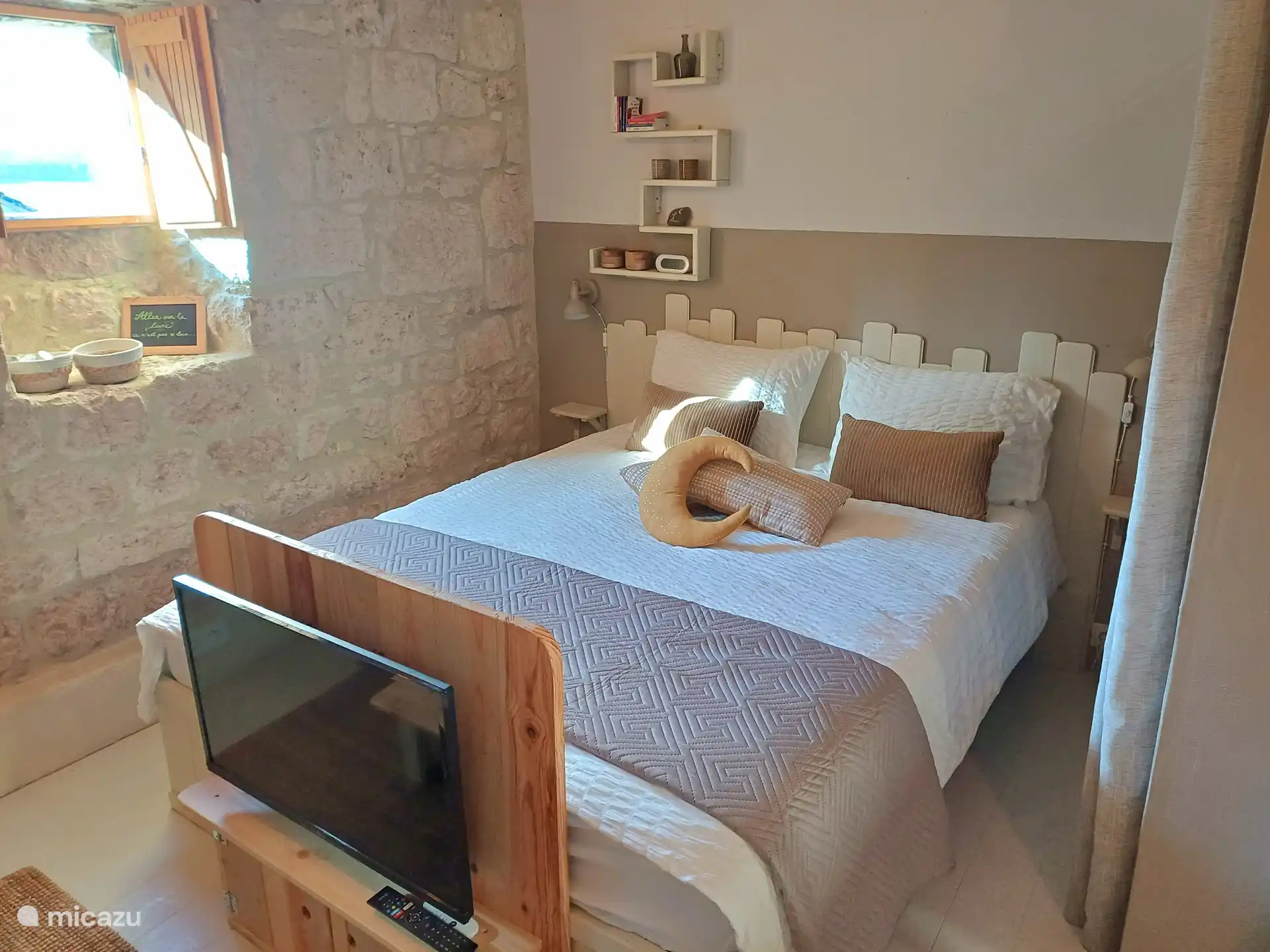 Lit merveilleusement confortable (1,60 x 2,0 m).