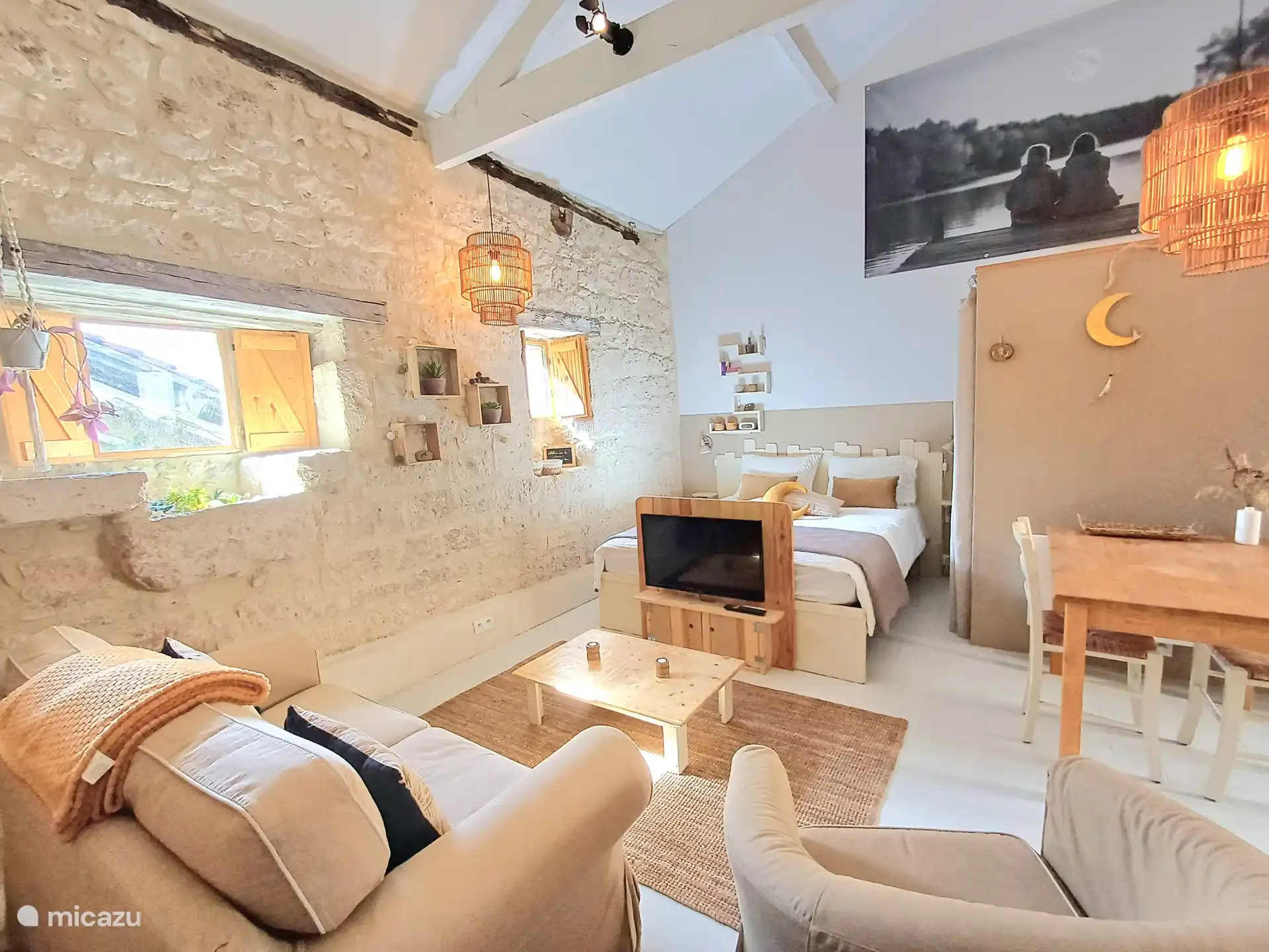 Espace salon et lit confortable (1,60 x 2,0 m) avec garde-robe intégrée.