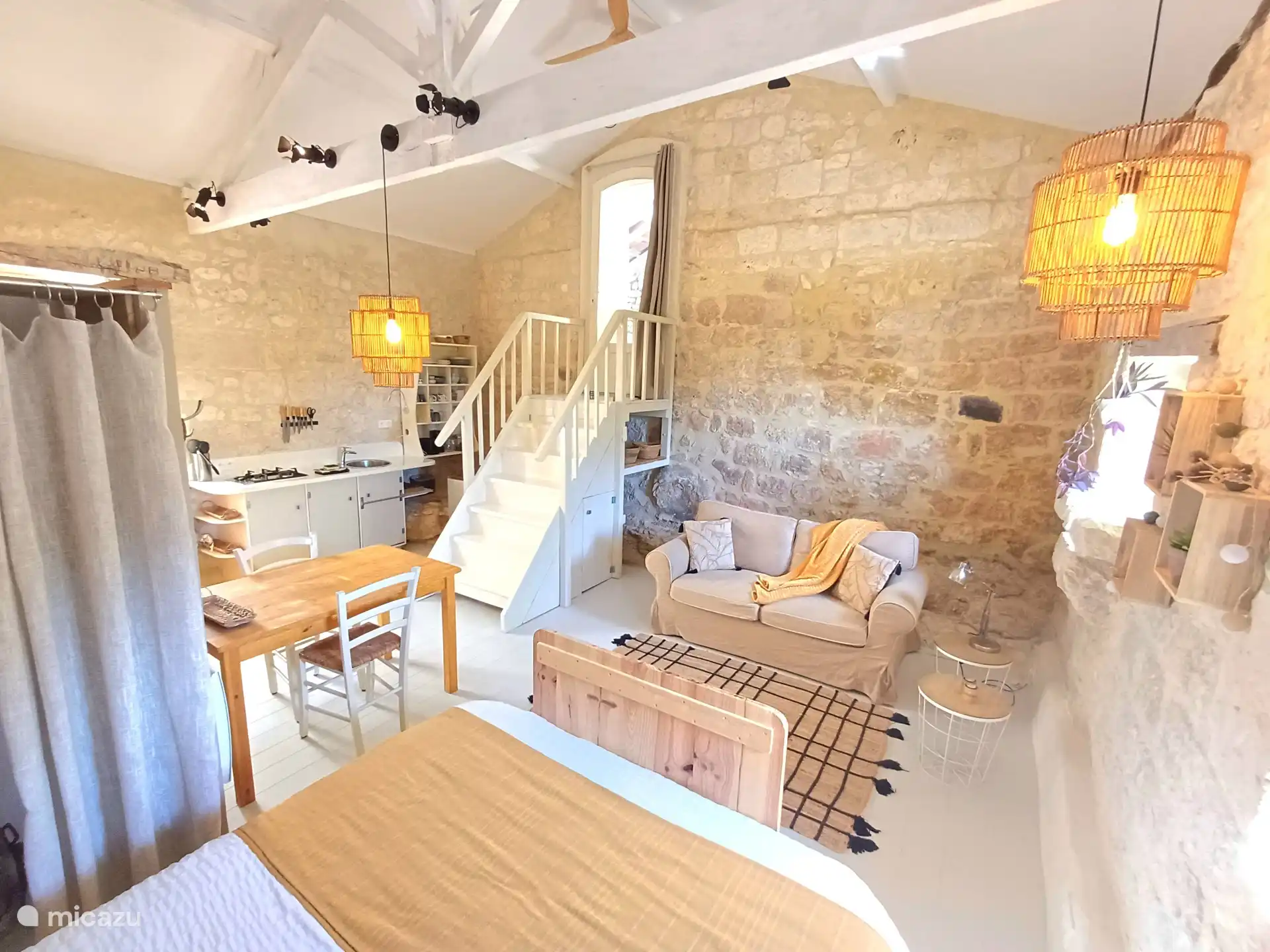 Eingang, Wohnzimmer, Bett, Essbereich und Küche.