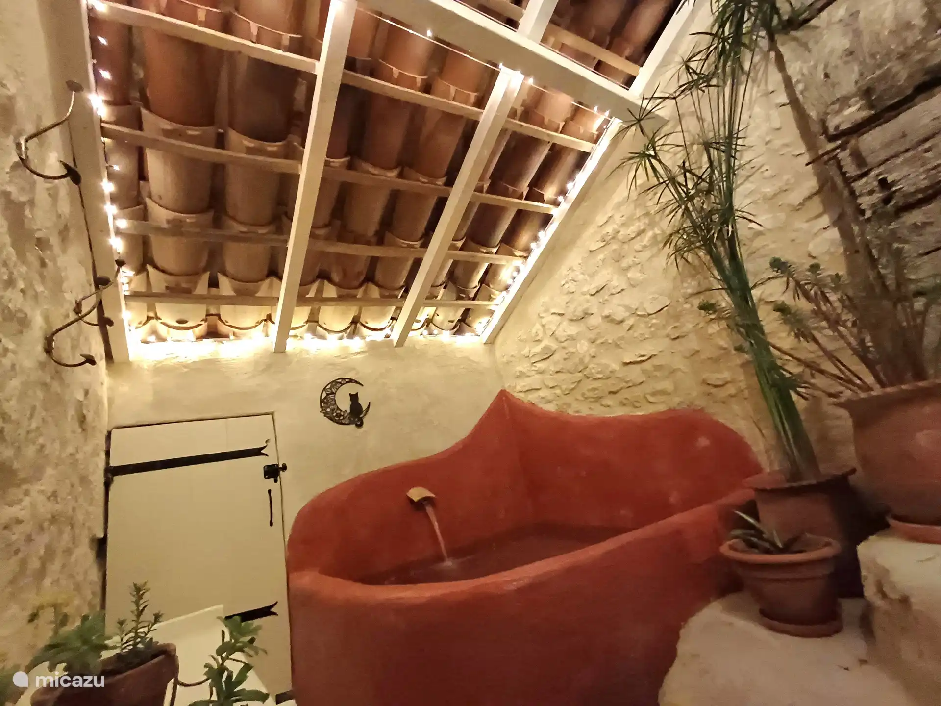 Heerlijl akoelen op een hete zomeravond in het sfeervolle dompelbad.