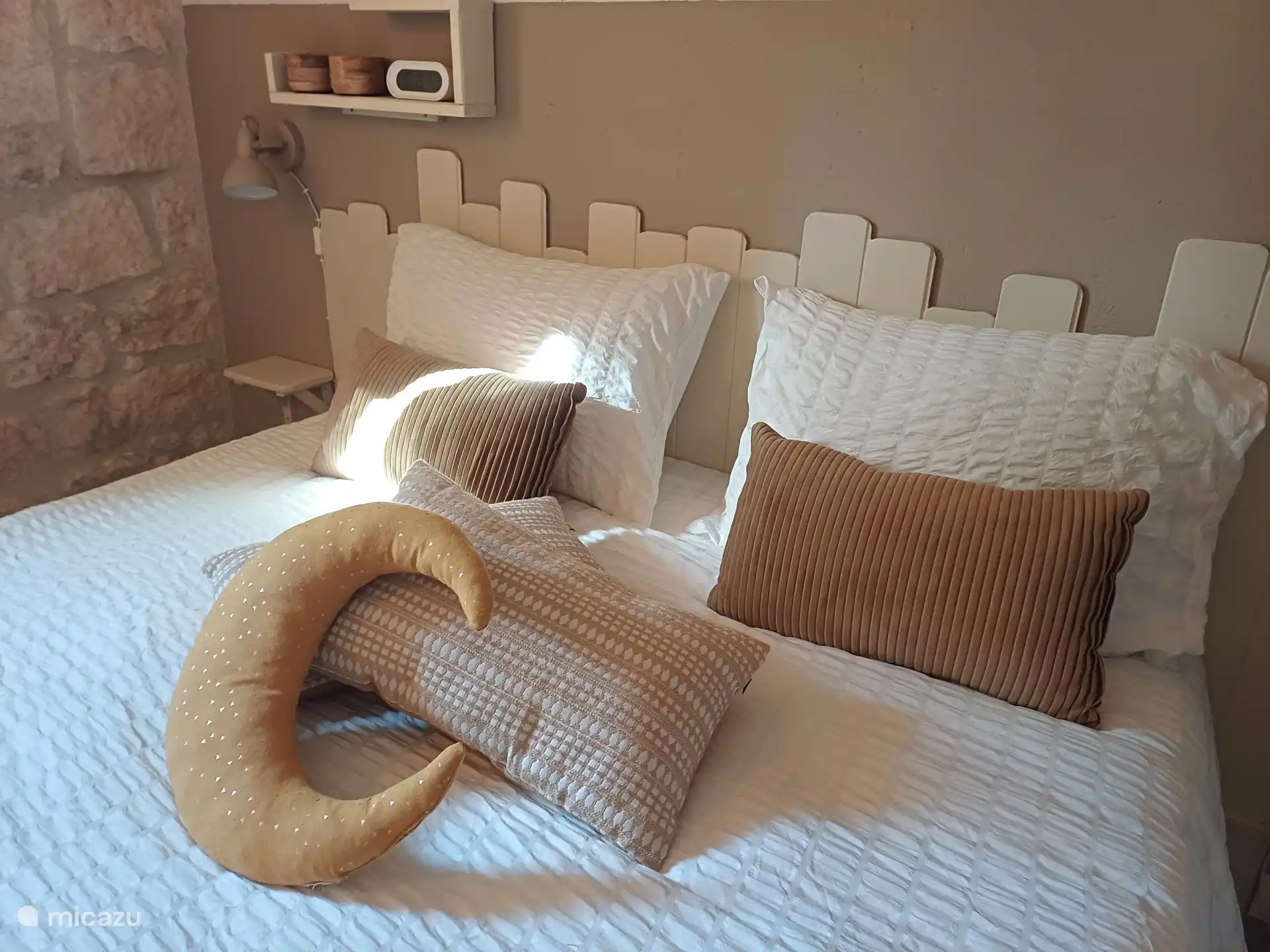 Un lit confortable et charmant.