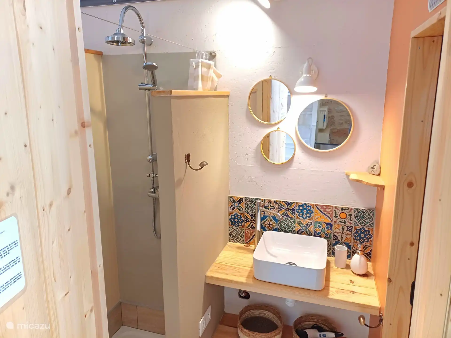 Begehbare Dusche und Waschbecken.