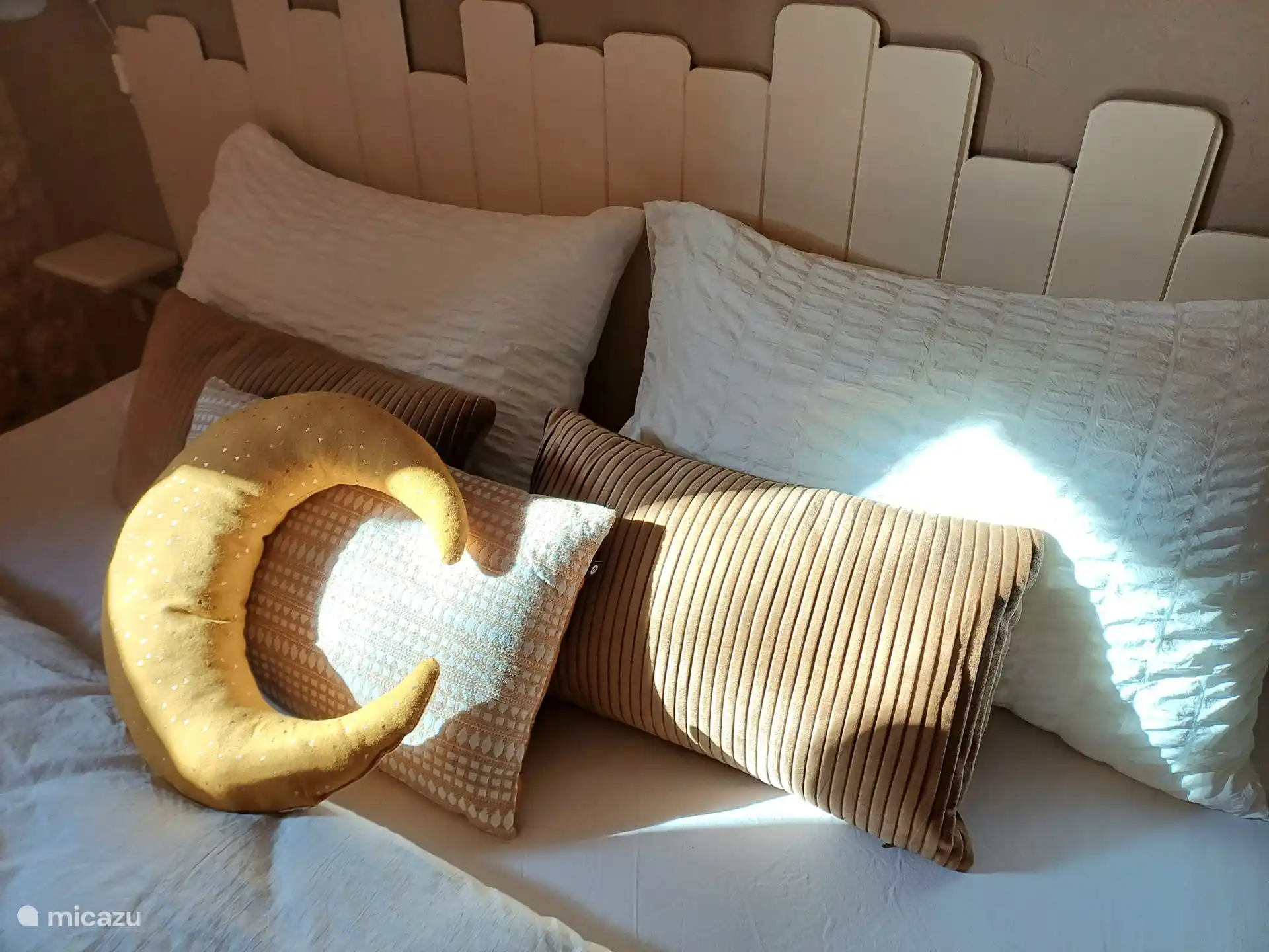 Bequemes Bett (1,60 x 2,00 m) mit vielen Kissen