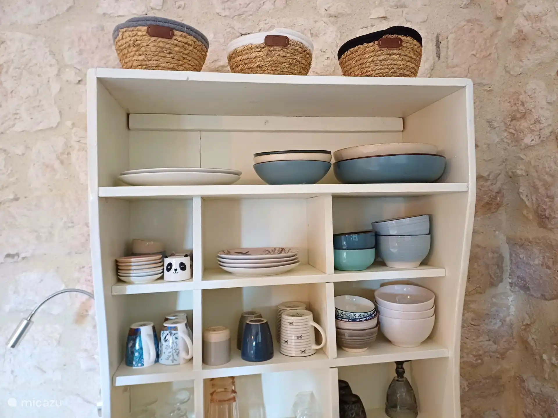 Viel farbenfrohes, modernes Geschirr