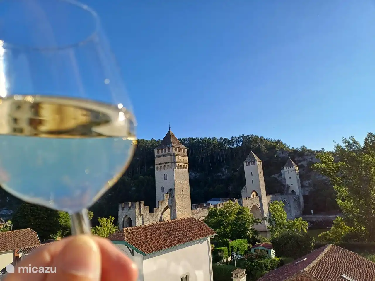 Bar auf dem Dach mit Blick auf die Pont Valentré in Cahors