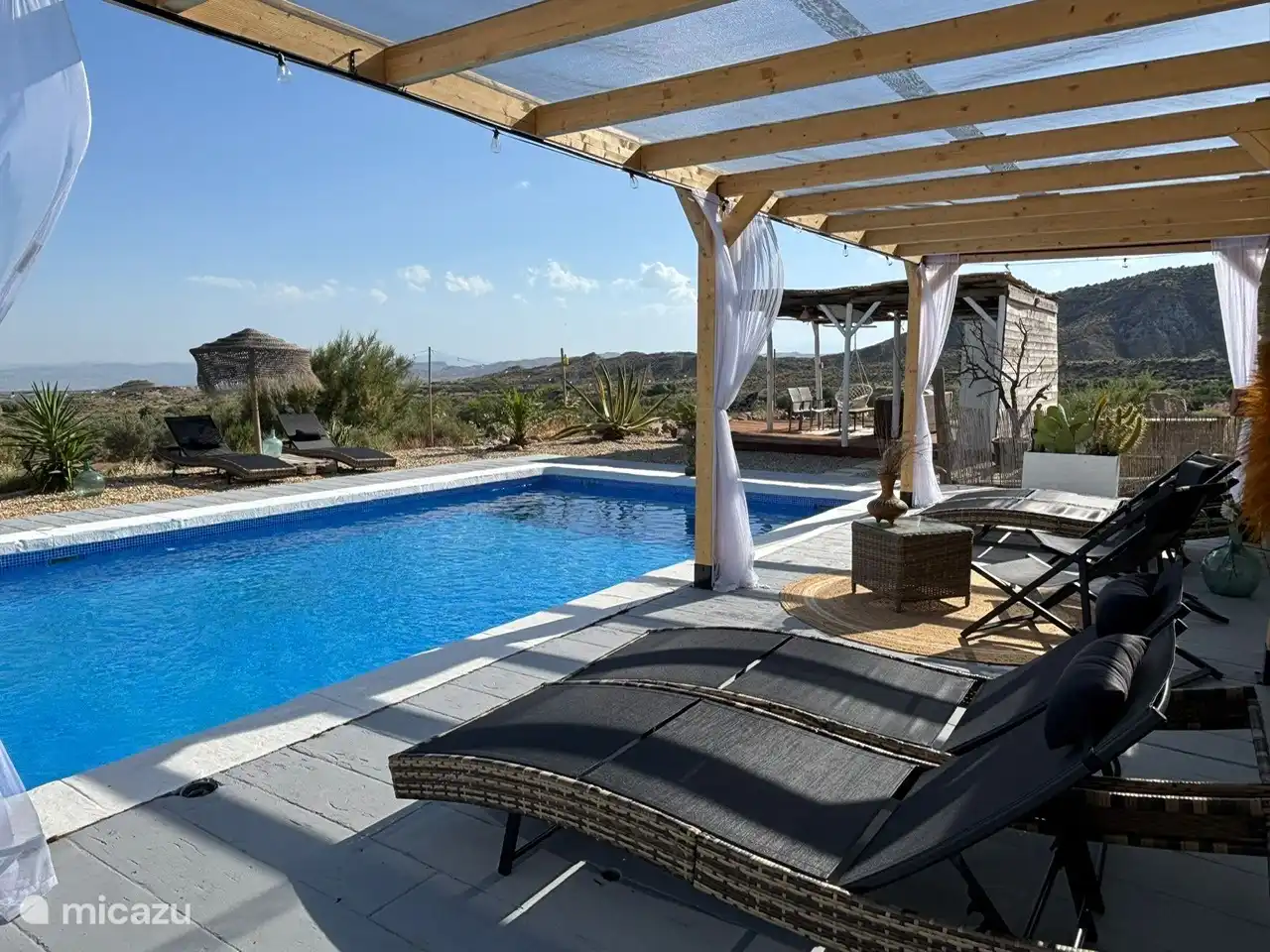 Lounge pool