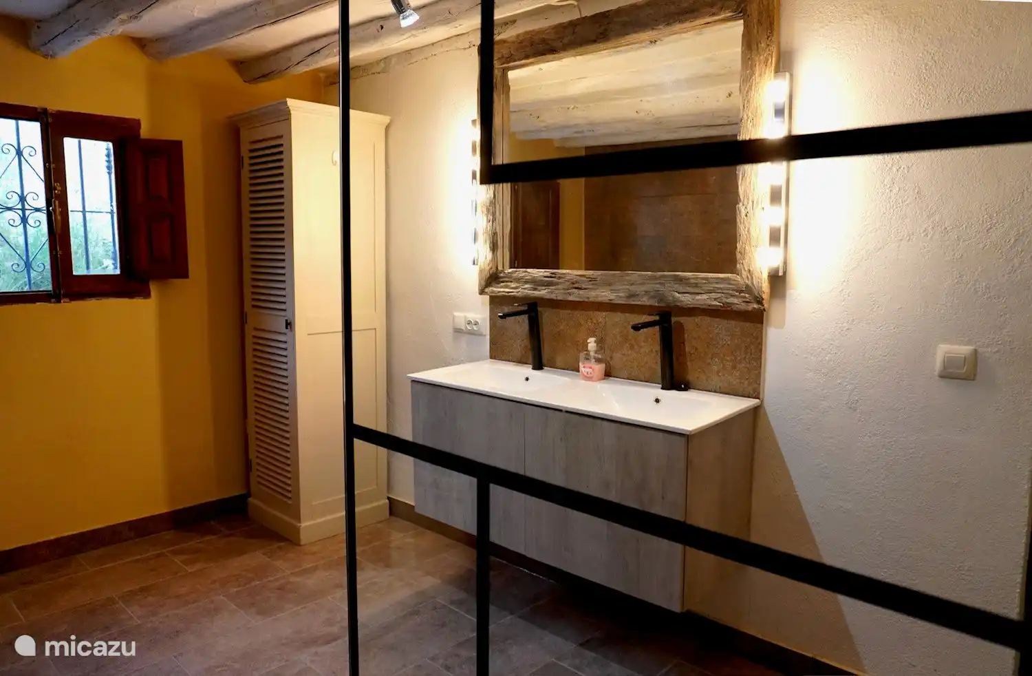 Badezimmer-Wohnung mit zwei Schlafzimmern