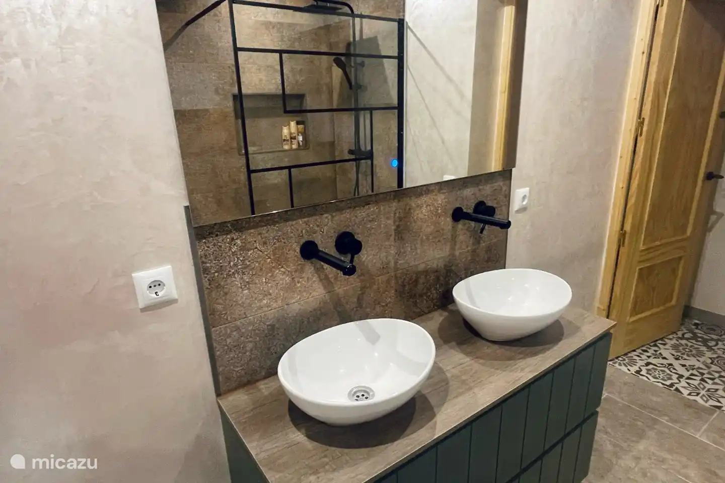 Badezimmer-Wohnung mit drei Schlafzimmern