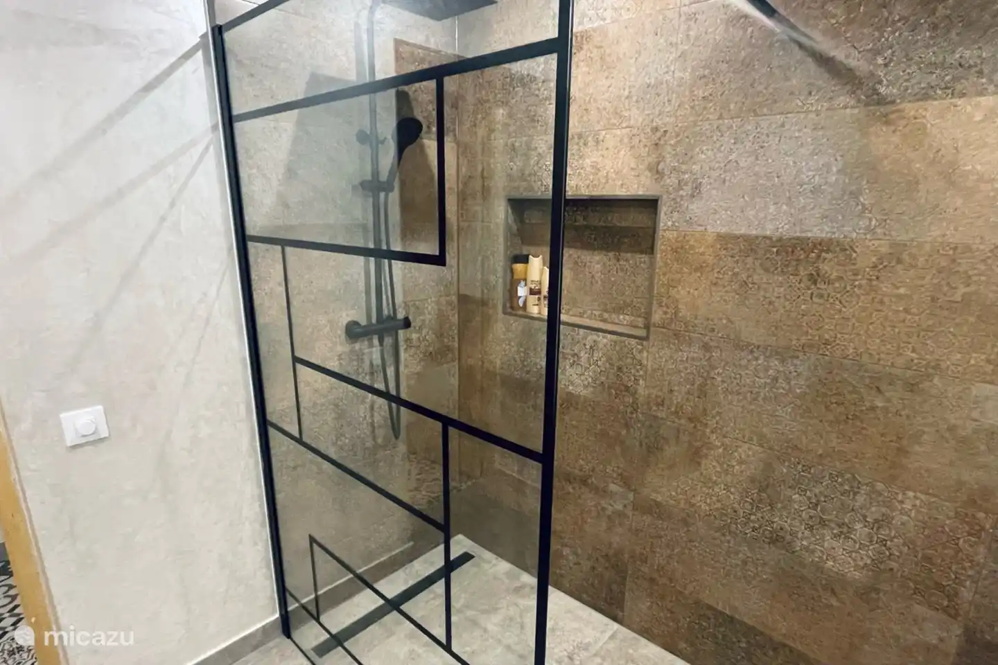 Badezimmer-Wohnung mit drei Schlafzimmern