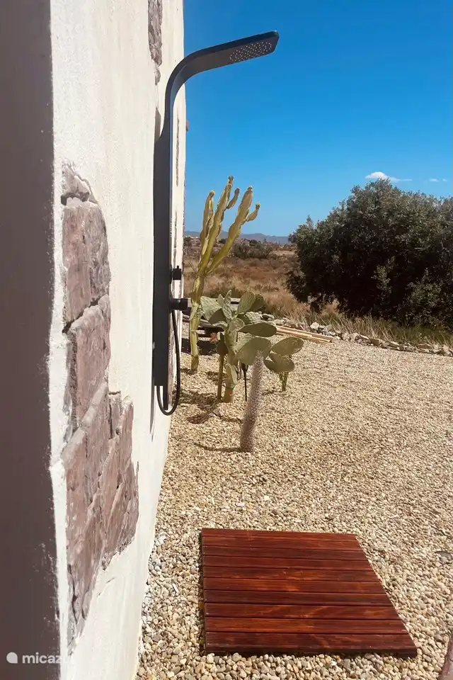 Außendusche mit heißem und kaltem Wasser