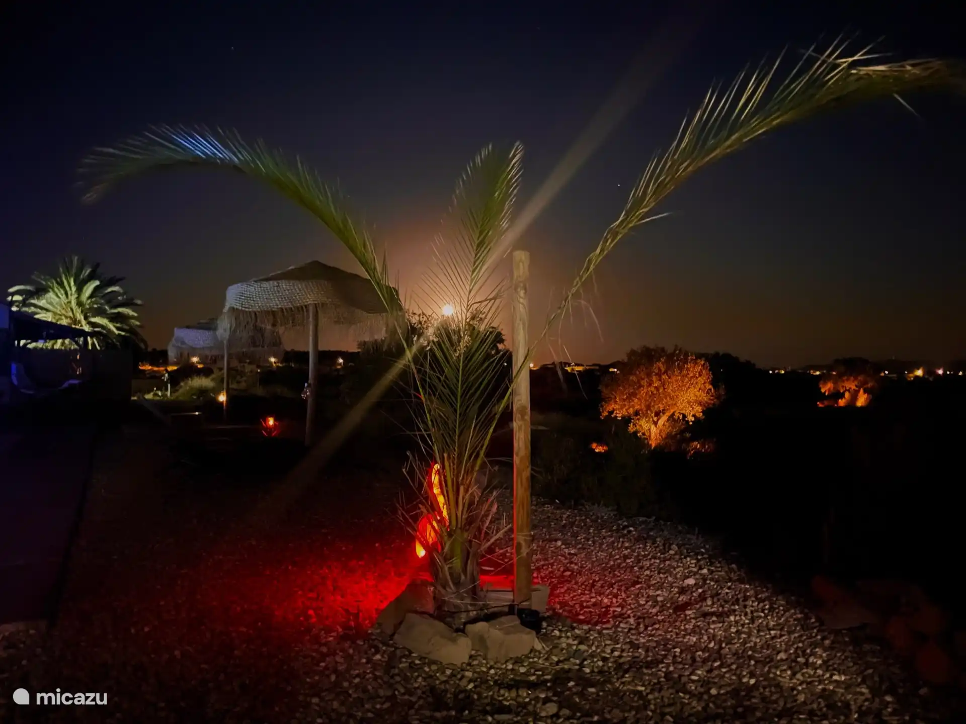 Schwimmbadbereich bei Nacht