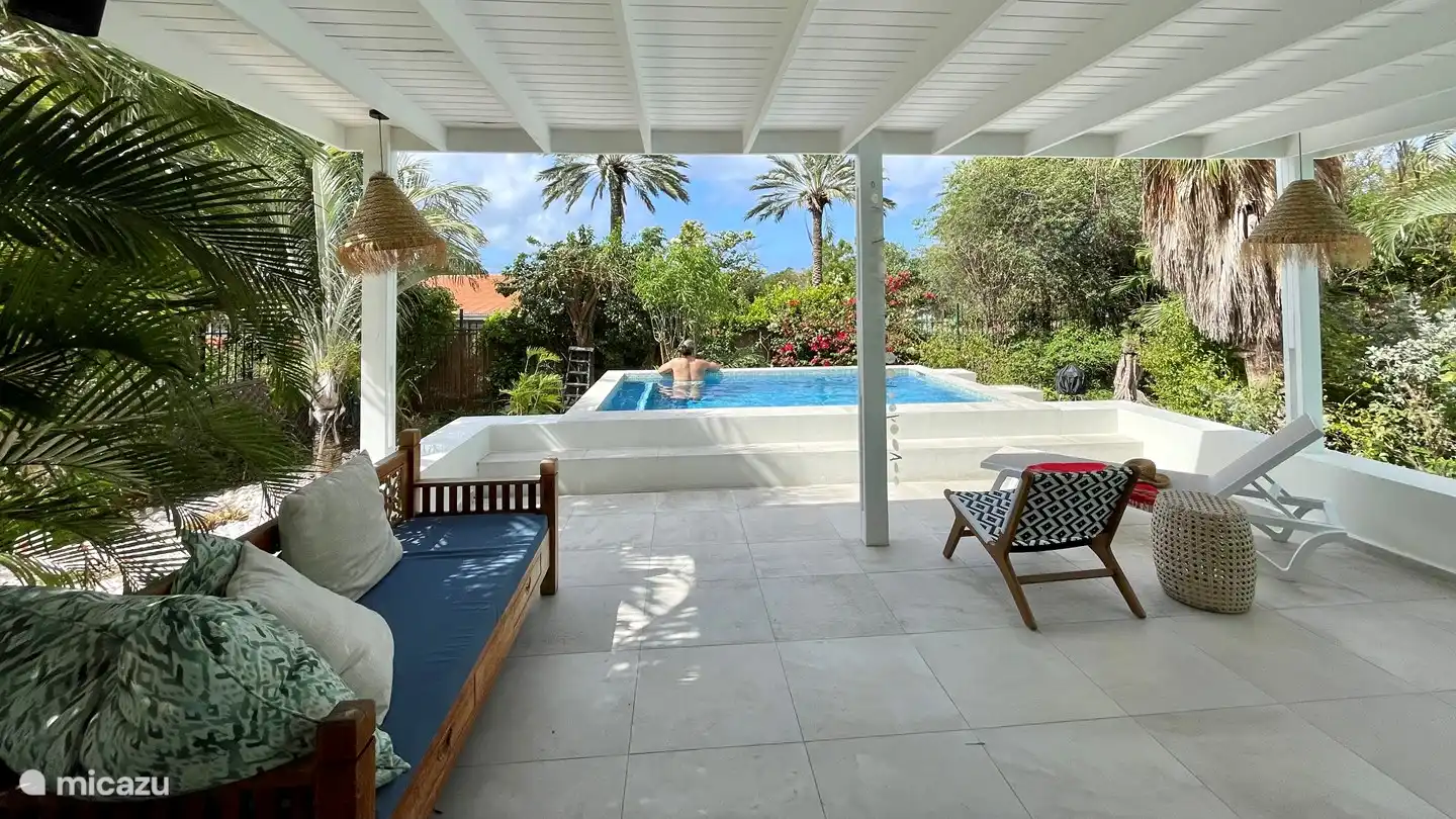Merveilleux refroidissement dans la piscine.