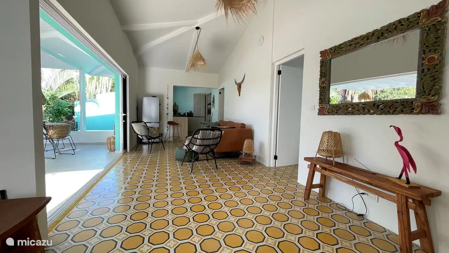 La cuisine ouverte, les deux chambres et les toilettes invités sont attenantes au séjour.